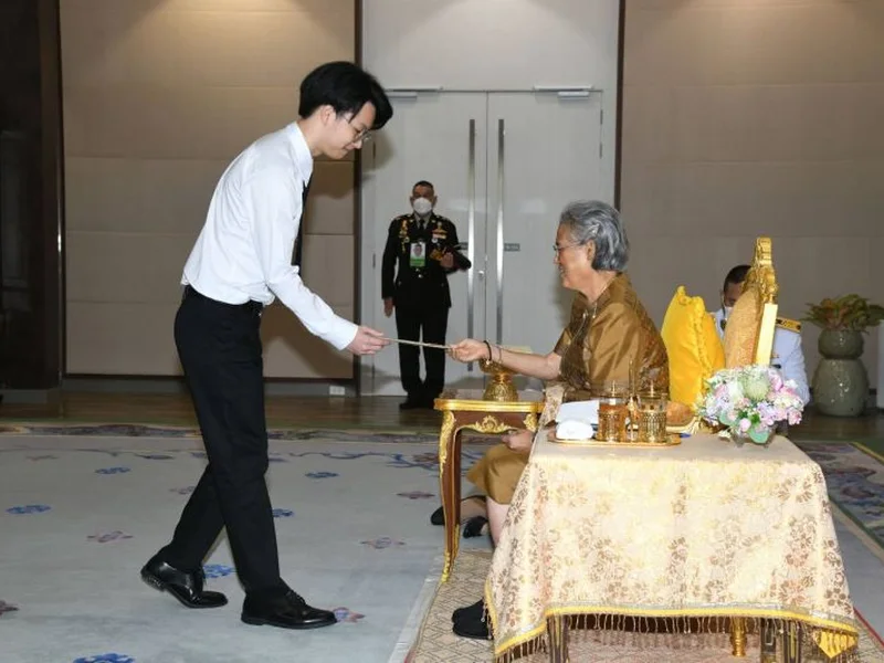 Patipond Tiyapunjanit receiving an award from HRH Princess Maha Chakri Sirindhorn