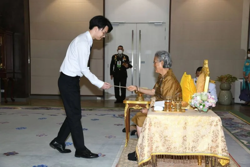 Patipond Tiyapunjanit receiving an award from HRH Princess Maha Chakri Sirindhorn